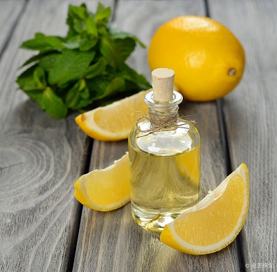 Aprenda detalles de los beneficios y la eficacia del aceite esencial de limón